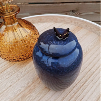 Keramieken urn donkerblauw met vlinder